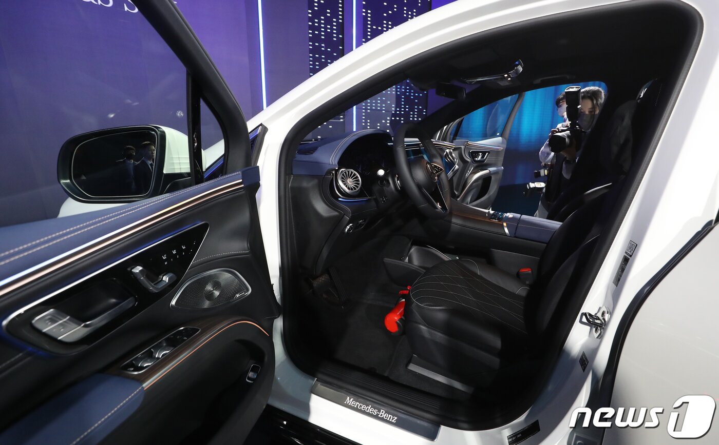 본문 이미지 - 메르세데스-벤츠 코리아가 1일 오전 서울 용산 그랜드 하얏트 호텔에서 대형 전기차 전용 아키텍처 'EVA2'를 기반으로 개발된 최초의 럭셔리 SUV '더 뉴 EQS SUV'를 선보이고 있다. '더 뉴 EQS SUV'는 107.1kWh 배터리를 탑재했으며 국내 인증 기준 1회 충전시 각각 최대 459km와 447km 주행이 가능하다. 2023.2.1/뉴스1 ⓒ News1 권현진 기자