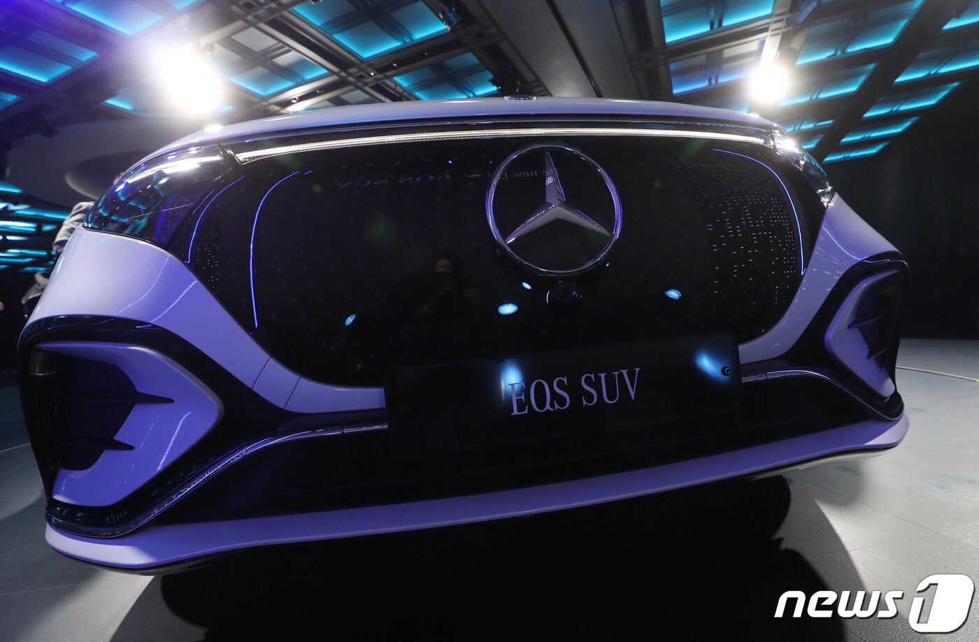 본문 이미지 - 메르세데스-벤츠 코리아가 1일 오전 서울 용산 그랜드 하얏트 호텔에서 대형 전기차 전용 아키텍처 'EVA2'를 기반으로 개발된 최초의 럭셔리 SUV '더 뉴 EQS SUV'를 선보이고 있다. '더 뉴 EQS SUV'는 107.1kWh 배터리를 탑재했으며 국내 인증 기준 1회 충전시 각각 최대 459km와 447km 주행이 가능하다. ⓒ News1 권현진 기자