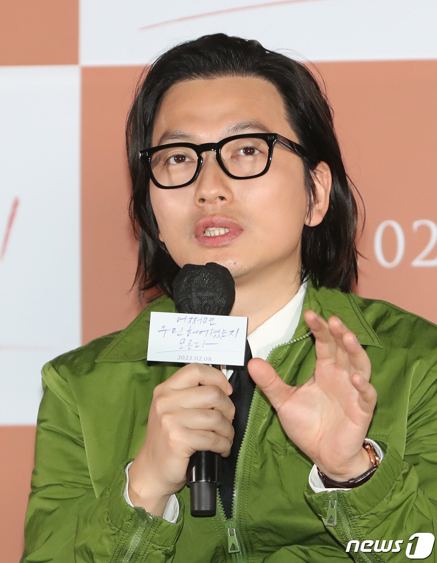 본문 이미지 - 배우 이동휘가 1일 서울 용산구 CGV 용산아이파크몰에서 열린 영화 '어쩌면 우린 헤어졌는지 모른다' 언론시사회 및 기자간담회에서 취재진 질문에 답하고 있다 '어쩌면 우린 헤어졌는지 모른다'는 오랜 연애 끝에 이별을 맞은 한 연인의 이야기를 그린 작품이다. 2023.2.1/뉴스1 ⓒ News1 권현진 기자