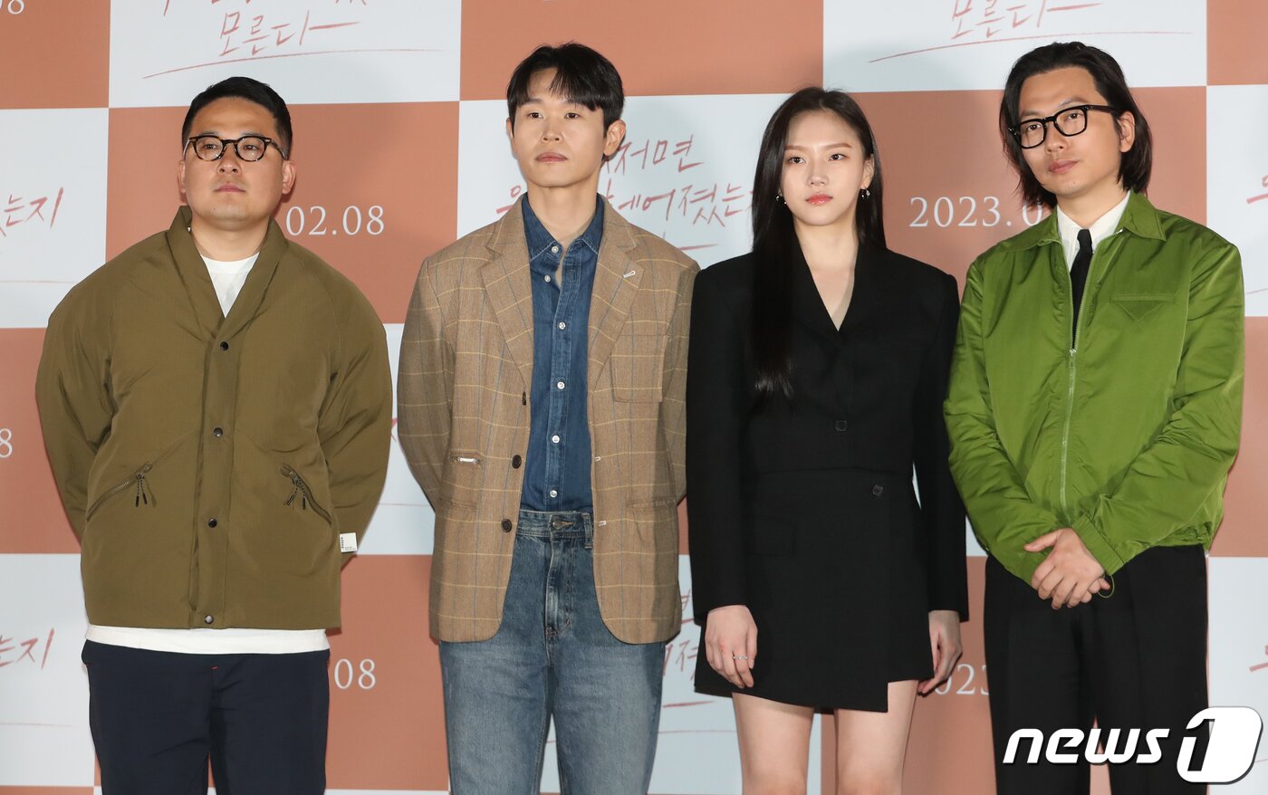 본문 이미지 - 형슬우 감독(왼쪽부터)과 배우 강길우, 정다은, 이동휘가 1일 서울 용산구 CGV 용산아이파크몰에서 열린 영화 '어쩌면 우린 헤어졌는지 모른다' 언론시사회 및 기자간담회에서 포즈를 취하고 있다. '어쩌면 우린 헤어졌는지 모른다'는 오랜 연애 끝에 이별을 맞은 한 연인의 이야기를 그린 작품이다. 2023.2.1/뉴스1 ⓒ News1 권현진 기자