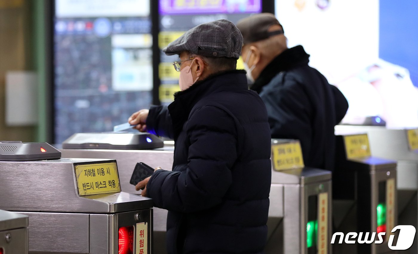 본문 이미지 - 1일 서울 지하철 종로3가역에서 시민들이 개찰구를 통과하고 있다. (자료사진) 2023.2.1/뉴스1 ⓒ News1 박지혜 기자