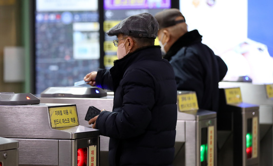 서울지하철, 승객 10명 중 1~2명은 경로…"1호선 제기동역 47% '최다'"