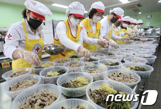 정성스럽게 준비하는 오곡밥과 나물