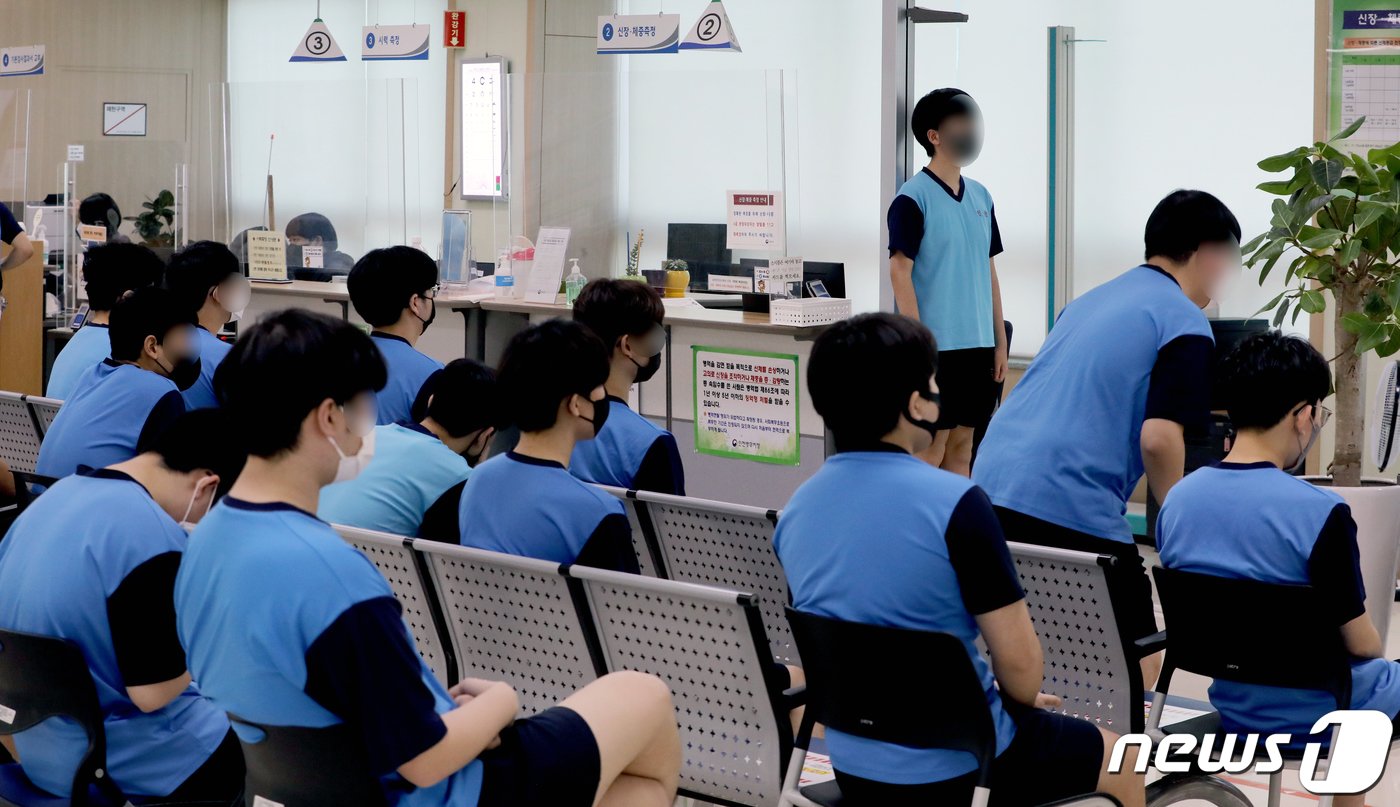 본문 이미지 - 2023년도 첫 병역판정검사가 시작된 2월1일 인천시 미추홀구 인천병무지청에서 입영대상자들이 신체검사를 받고 있다. 2023.2.1/뉴스1 ⓒ News1 정진욱 기자