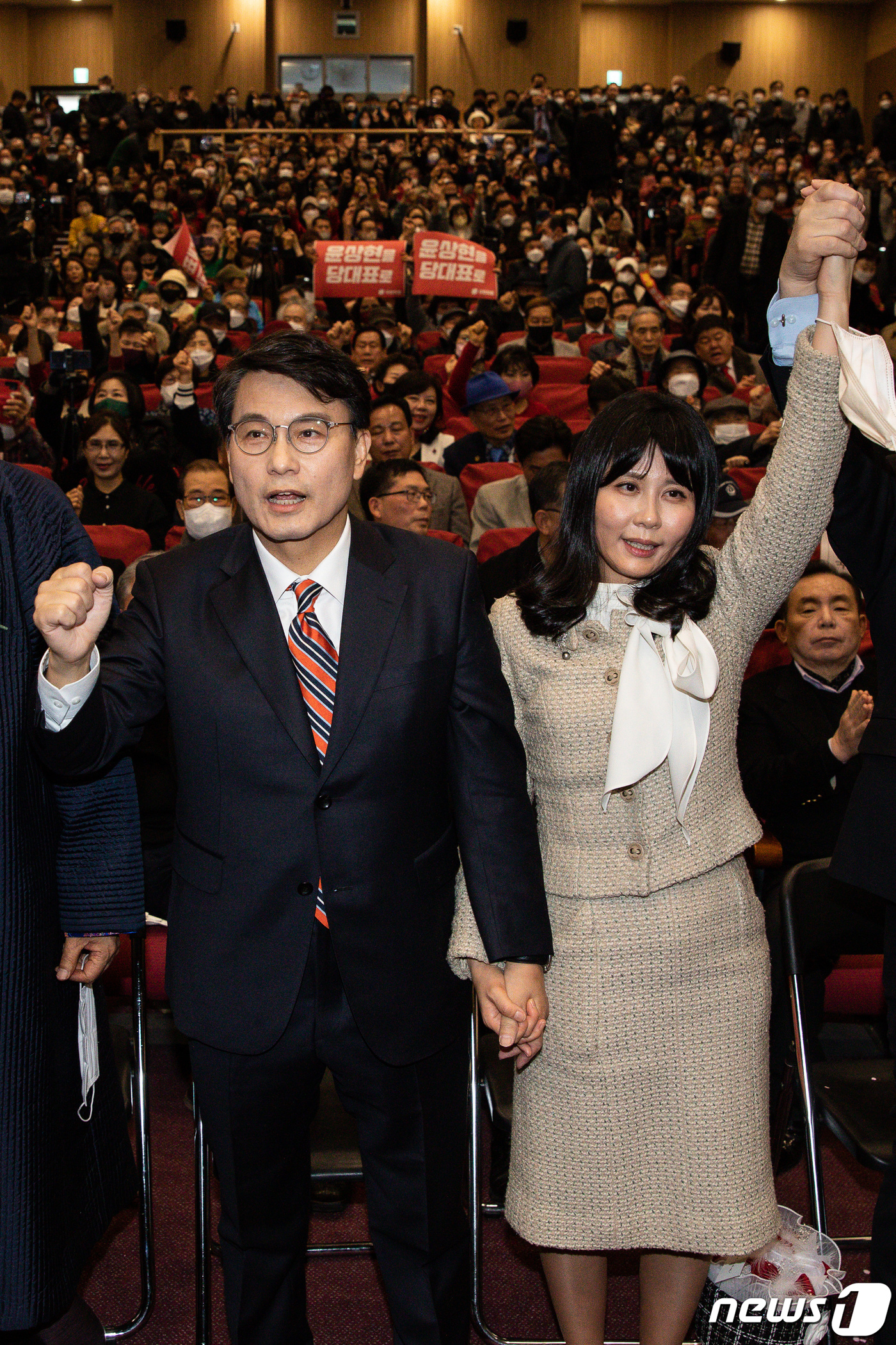 (서울=뉴스1) 유승관 기자 = 국민의힘 당권 주자인 윤상현 의원이 1일 서울 여의도 국회 의원회관에서 열린 자신의 저서 '더 플레이어' 출판기념회에서 배우자 신경아 씨를 비롯한 …