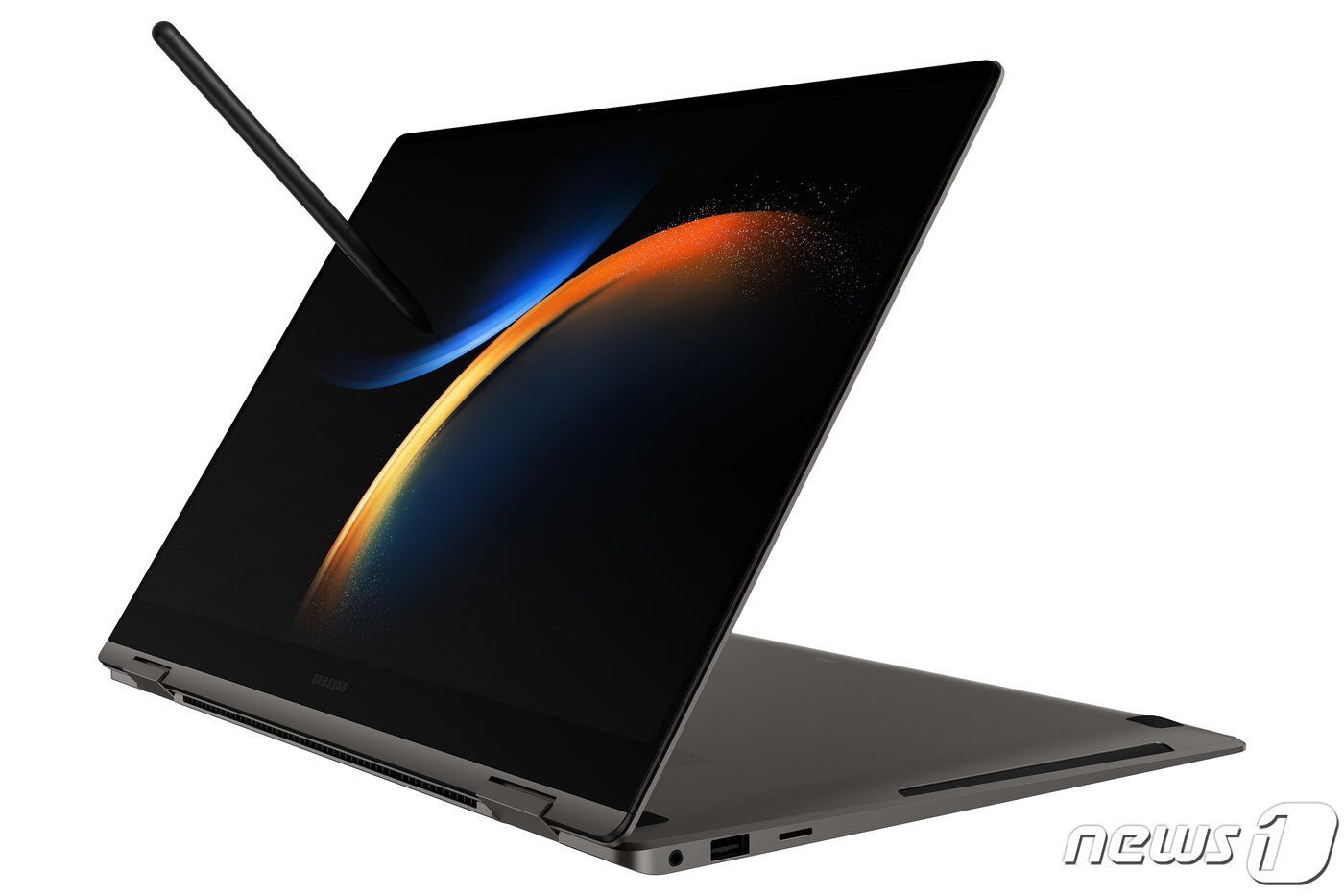 본문 이미지 -  삼성전자 최신 노트북 '갤럭시 북3 프로 360'(삼성전자 제공)