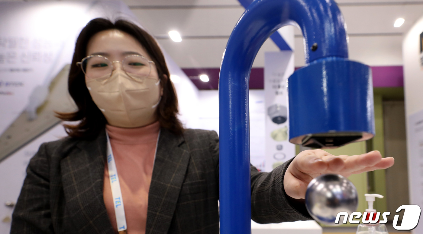 (서울=뉴스1) 장수영 기자 = 1일 서울 강남구 코엑스에서 열린 세미콘 코리아 2023에 참가한 기업 RTCK 관계자가 산업용 케미컬 이송을 위한 자기부상 장치를 설명하고 있다. …