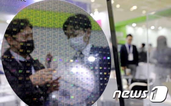 1일 서울 강남구 코엑스에서 열린 세미콘 코리아 2023에 참가한 웨이퍼 생산 및 공급기업 어드벤테크 관계자가 300mm 웨이퍼를 설명하고 있다. /뉴스1 © News1 장수영 기자