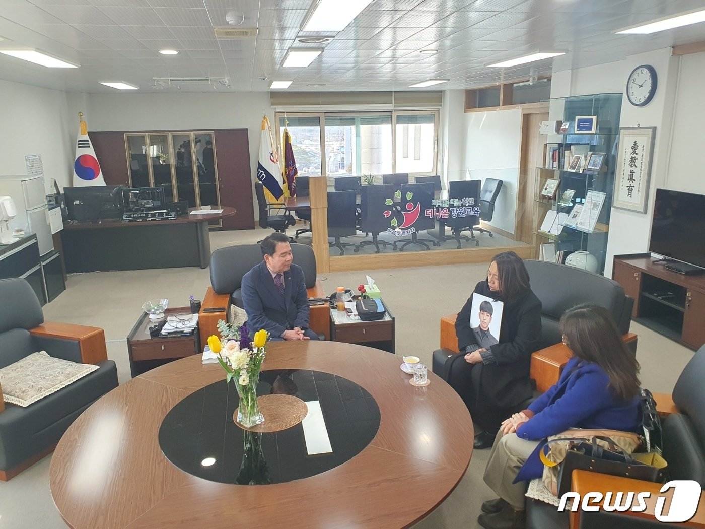본문 이미지 - 코로나19 백신을 맞고 사망한 고(故) 김준우 군의 어머니가 1일 도교육청에서 신경호 교육감을 만나 당시 방역담당자에 대한 문책 등을 요청했다..(학생학부모인권보호연대 강원지부 제공)