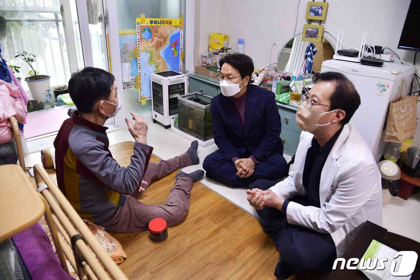 강기정 광주시장이 광산구 하남주공 아파트 재택의료서비스 이용자를 찾아 건강지원 서비스 진행과정을 점검하고 있다. (광주시 제공) 2023.2.1/뉴스1