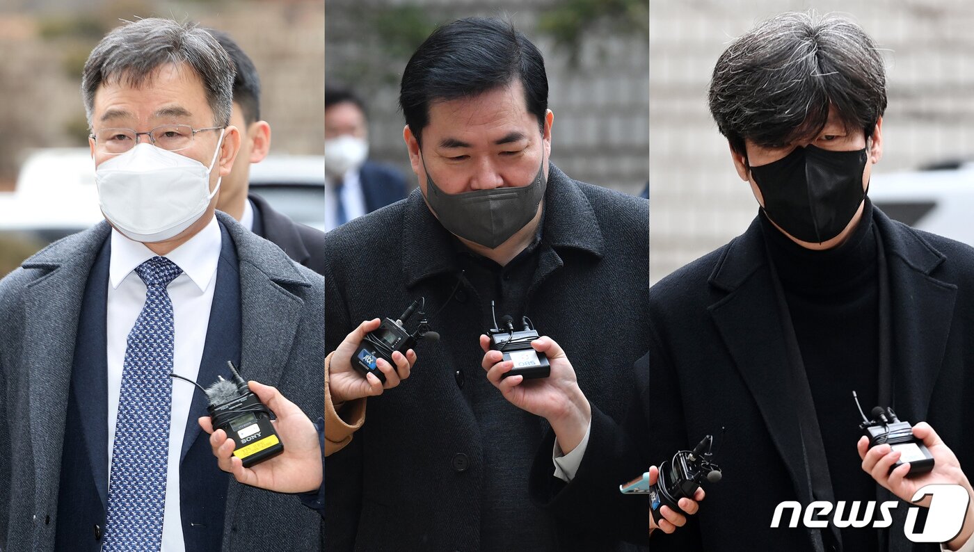 본문 이미지 - 화천대유자산관리 대주주 김만배 씨(왼쪽부터), 유동규 전 성남도시개발공사 본부장, 남욱 변호사가 10일 오전 서초구 서울중앙지방법원에서 열린 대장동 개발 사업 로비·특혜 의혹 관련 공판에 출석하고 있다. (공동취재) 2023.2.10/뉴스1 ⓒ News1 민경석 기자