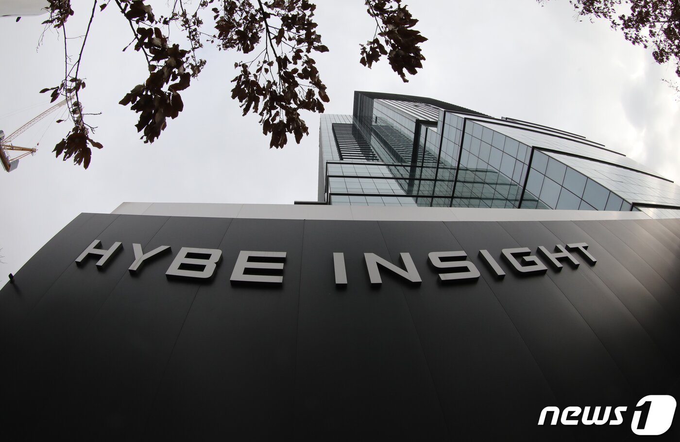 본문 이미지 - 서울 용산구에 위치한 하이브 사옥 모습. 2023.2.10/뉴스1 ⓒ News1 송원영 기자