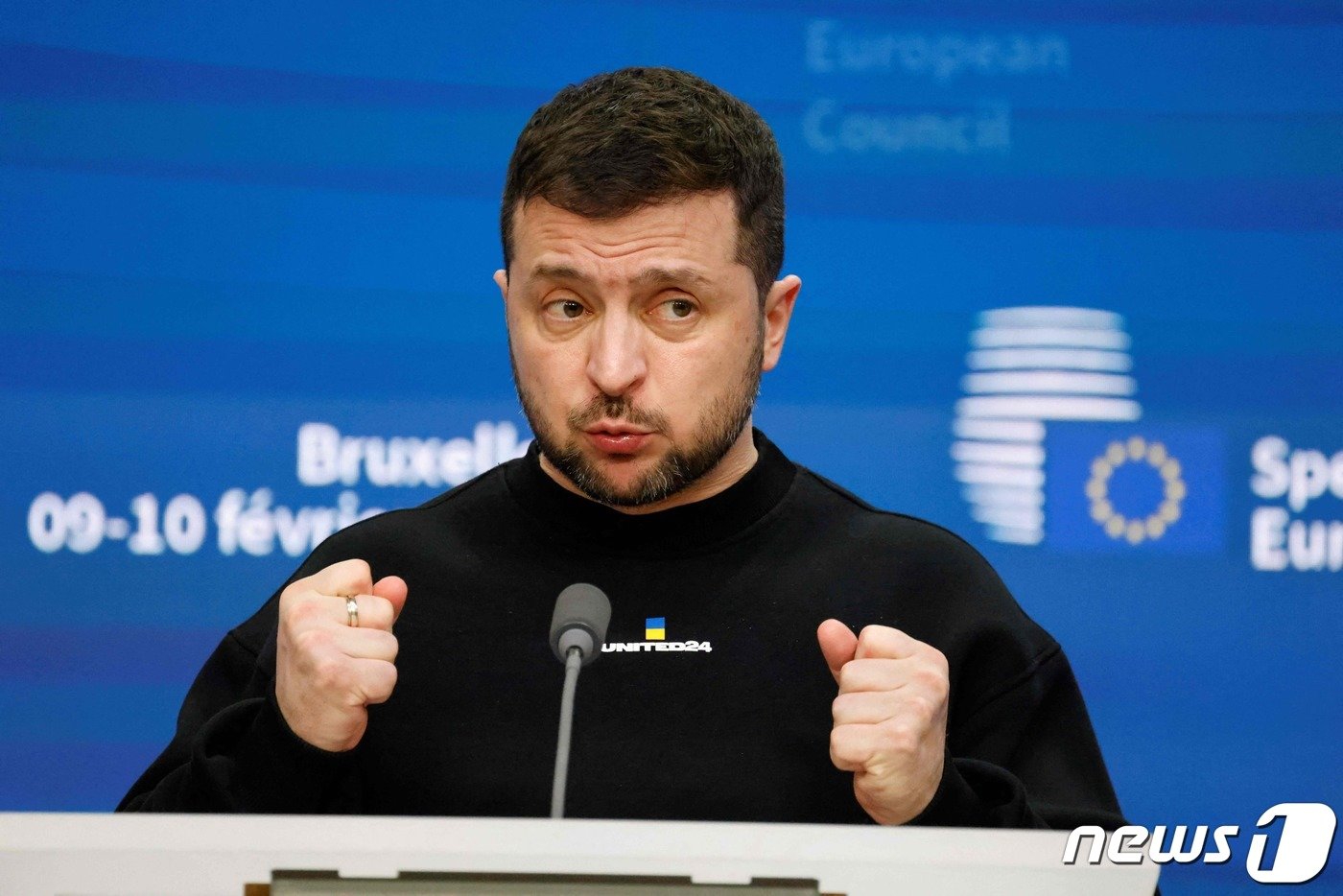 본문 이미지 - 볼로디미르 젤렌스키 우크라이나 대통령이 9일&#40;현지시간&#41; 벨기에 브뤼셀의 EU 정상회의 중 우르줄라 폰데어라이엔 EU 집행위원장, 샤를 미셸 EU 정상회의 상임의장과 기자회견을 갖고 각국 정상들에게 추가 무기 지원을 호소하고 있다. ⓒ AFP=뉴스1 ⓒ News1 우동명 기자