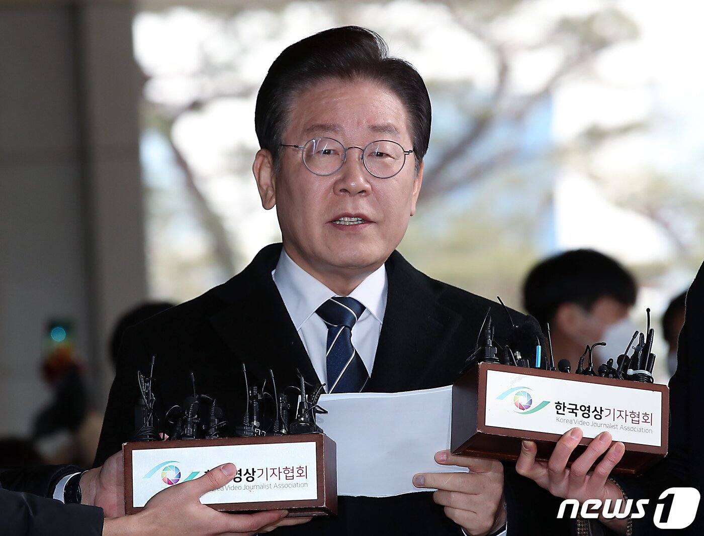 본문 이미지 - 이재명 더불어민주당 대표가 대장동 개발 특혜 의혹 사건 관련 2차 검찰 조사를 받기 위해 지난달 10일 오전 서울 서초구 서울중앙지방검찰청에 출석해 입장을 밝히고 있다./뉴스1 ⓒ News1 박정호 기자