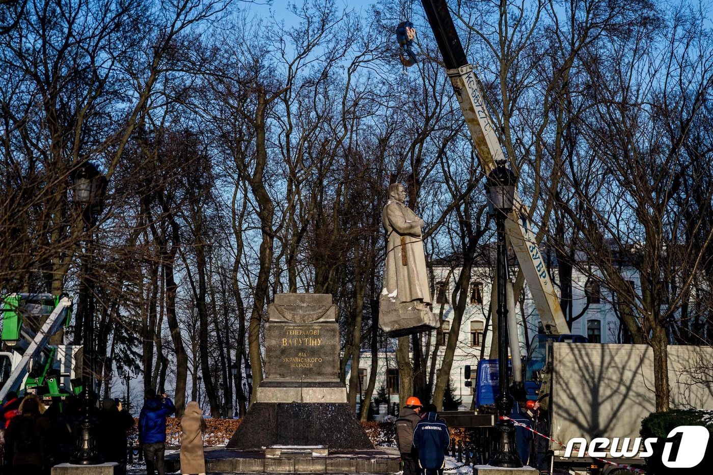 (키이우 AFP=뉴스1) 우동명 기자 = 9일(현지시간) 러시아의 침공 속 우크라이나 키이우에서 근로자들이 2차 세계대전 당시 활약한 니콜라이 바투틴 소련 군 장군의 동상을 철거하 …