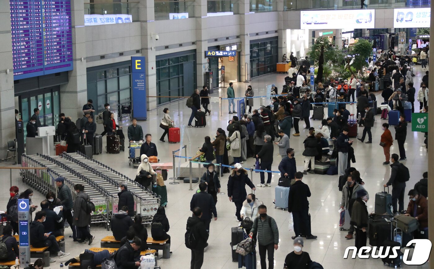 본문 이미지 - 인천국제공항 1터미널 입국장에 해외 여행객들로 북적이고 있다. 2023.2.10/뉴스1 ⓒ News1 권현진 기자