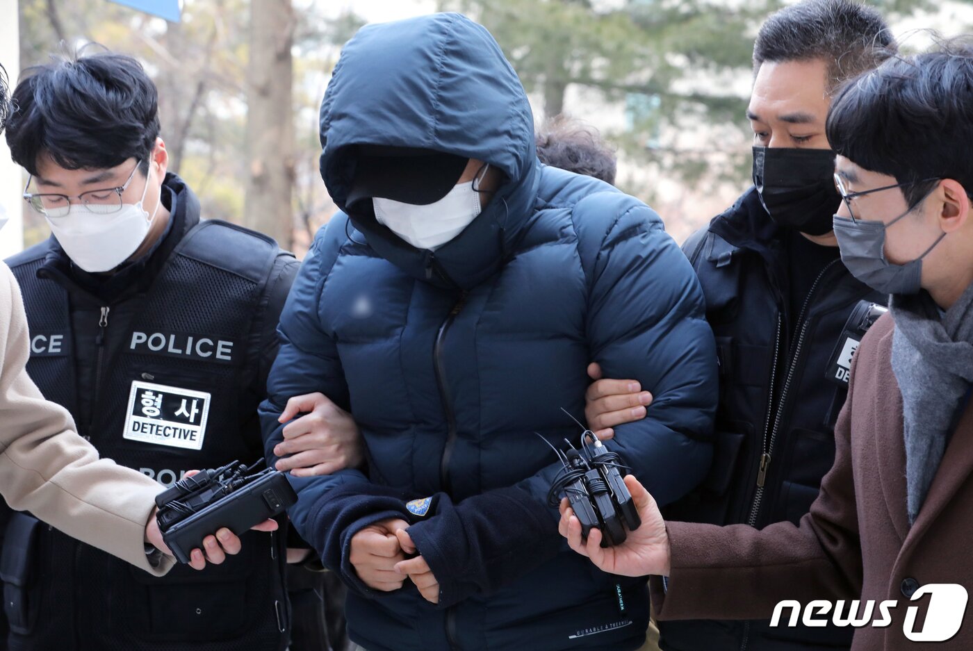 본문 이미지 - 10일 오후 인천시 미추홀구 인천지법에 아동복지법상 상습아동학대 혐의를 받는 친부 A씨(40)가 구속 전 피의자 심사(영장실질심사)를 받기 위해 법원에 출석하고 있다. 2023.2.10/뉴스1 ⓒ News1 정진욱 기자