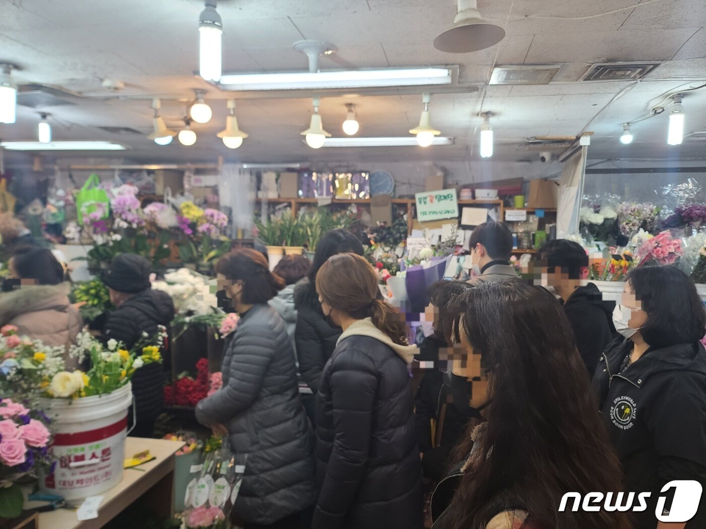 본문 이미지 - 9일 오후 서울 도봉구 강북 꽃 도매시장 모습. 2023.2.9/뉴스1 ⓒ News1 조현기 기자