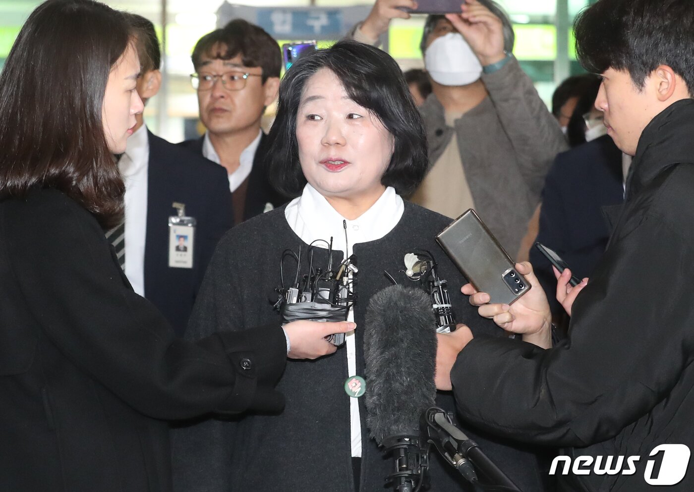 본문 이미지 - 정의기억연대(정의연) 후원금을 사적으로 유용한 혐의를 받는 윤미향 무소속 국회의원이 10일 서울 마포구 서울서부지방법원 앞에서 1심 판결 후 모습을 드러냈다. 2023.2.10/뉴스1 ⓒ News1 송원영 기자