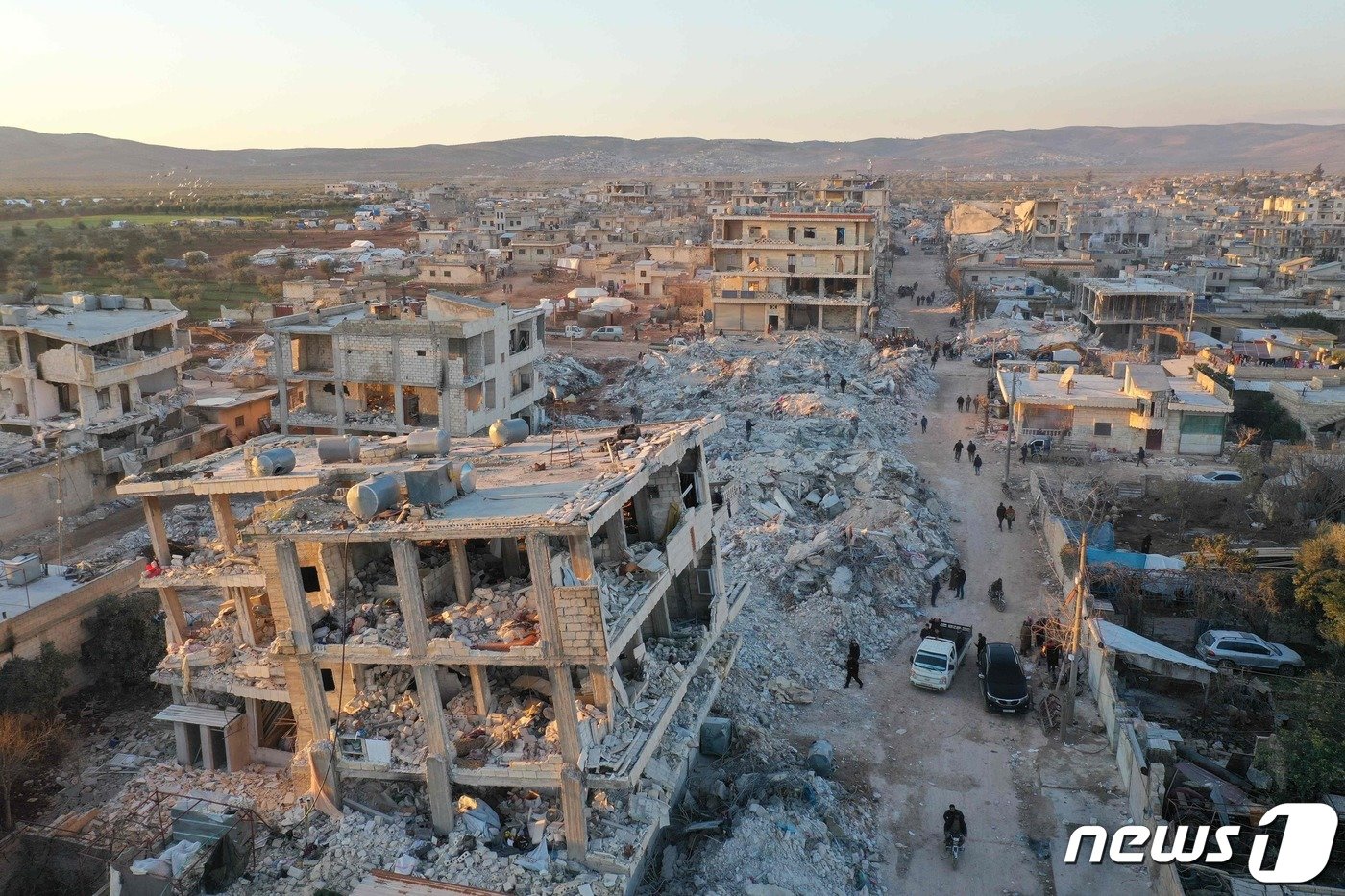 본문 이미지 - 대지진으로 황폐화된 시리아 서북부 진데이리스(Jindayris)의 반군 주둔 마을 2023.2.9 ⓒ AFP=뉴스1 ⓒ News1 정윤미 기자