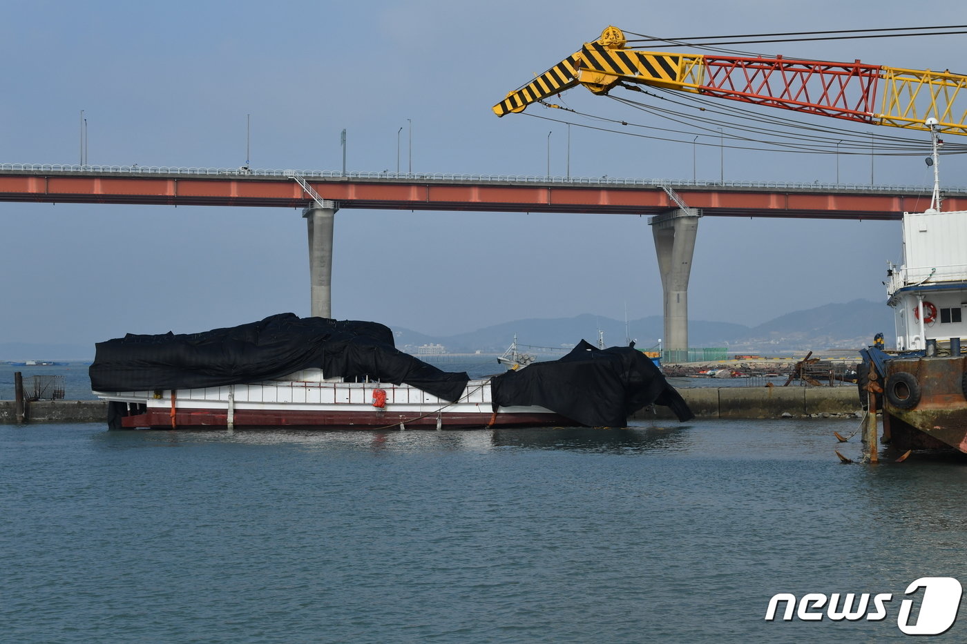 전복 사고가 발생한 24톤급 근해통발어선 &#39;청보호&#39;가 10일 오후 전남 목포시 연산동의 한 조선소에 들어오고 있다. 앞서 청보호는 지난 4일 오후 11시19분쯤 전남 신안군 대비치도 서쪽 16.6㎞ 해상에서 전복됐다. 2023.2.10/뉴스1 ⓒ News1 이수민 기자