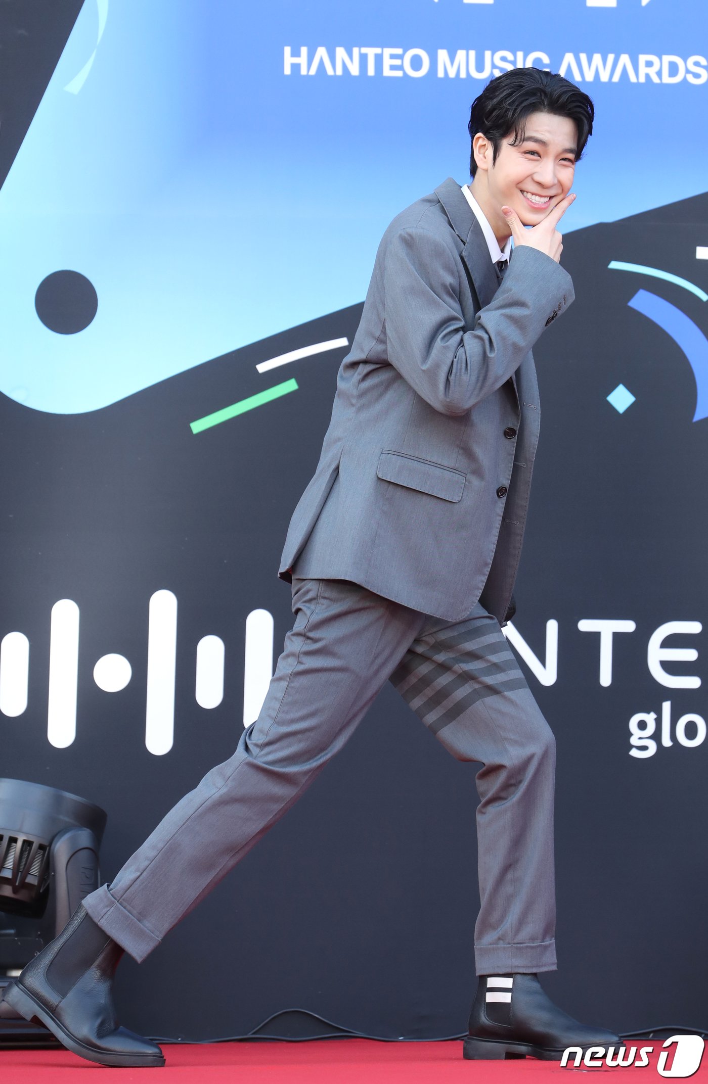 본문 이미지 - 가수 정동원이 10일 서울 송파구 잠실실내체육관에서 열린 '30주년 한터뮤직어워즈 2022'에서 포즈를 취하고 있다. 2023.2.10/뉴스1 ⓒ News1 권현진 기자