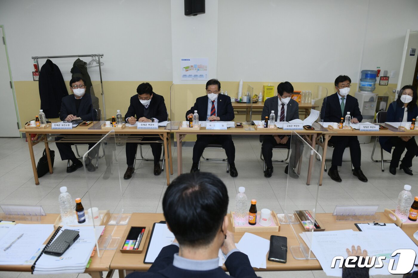 본문 이미지 - 10일 속초의료원 대회의실에서 열린 속초의료원 응급실 정상운영 방안 마련을 위한 긴급회의에서 강원도와 속초시·고성군·양양군·인제군 지자체가 관련 대안을 논의하고 있다.(속초시 제공) 2023.2.10/뉴스1