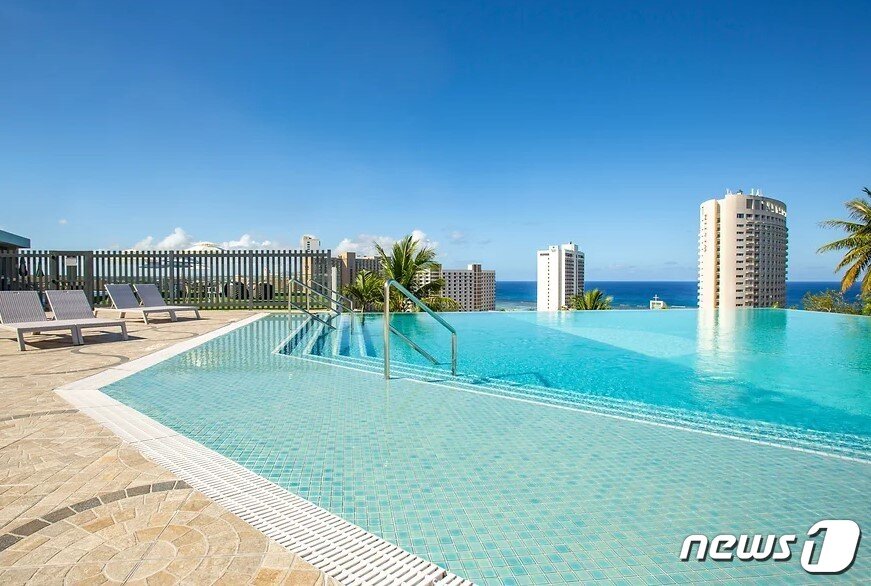 본문 이미지 - 야외 수영장(더 베이뷰 괌 제공)