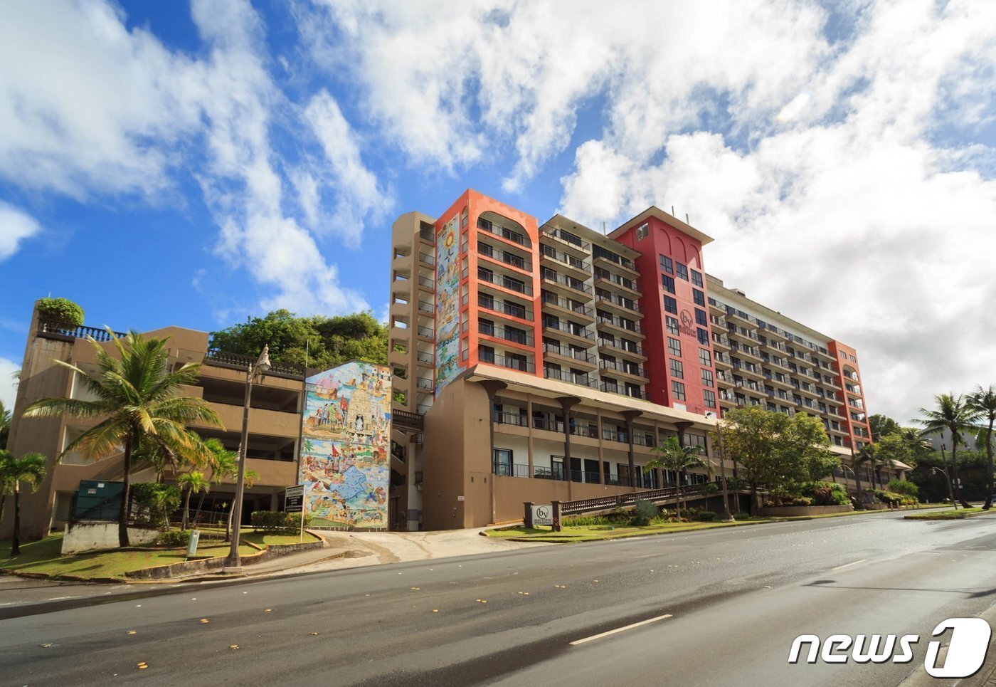 본문 이미지 - 개보수 이전 호텔 전경(더 베이뷰 괌 제공)