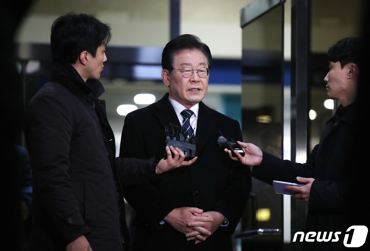 본문 이미지 - 이재명 더불어민주당 대표가 10일 오후 서울 서초구 서울중앙지방검찰청에서 대장동 개발 특혜 의혹 사건 관련 2차 검찰 조사를 마친 뒤 귀가하며 심경을 밝히고 있다. 2023.2.10/뉴스1 ⓒ News1 박지혜 기자