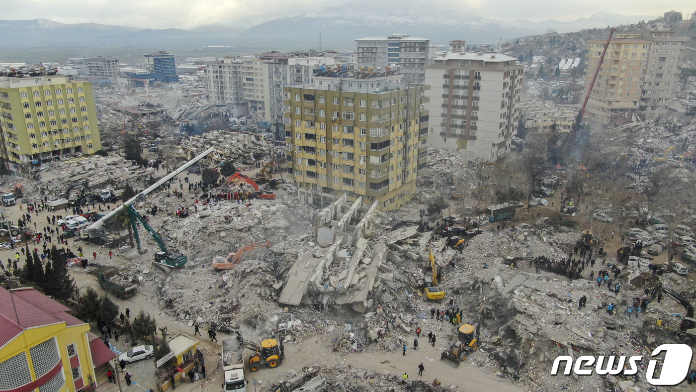 (카라만마라슈(튀르키예)=뉴스1) 김도우 기자 = 10일(현지시간) 튀르키예 카라만마라슈 지진피해 현장에서 구조 및 복구작업이 진행되고 있다. 2023.2.10/뉴스1
