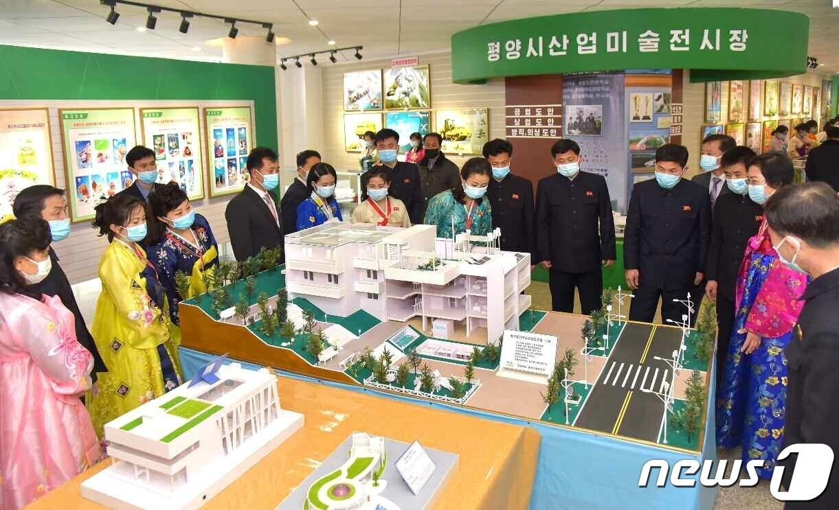 본문 이미지 - (평양 노동신문=뉴스1) = 북한 노동당 기관지 노동신문은 11일 김정일 국방위원장 생일(광명성절·2월16일)을 앞두고 평양시 산업미술전시회가 9일 시작됐다고 밝혔다. [국내에서만 사용가능. 재배포 금지. DB 금지. For Use Only in the Republic of Korea. Redistribution Prohibited] rodongphoto@news1.kr