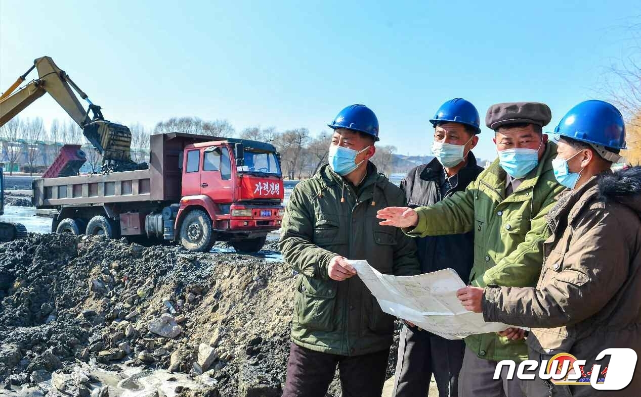 (평양 노동신문=뉴스1) = 북한 노동당 기관지 노동신문은 11일 "평양시 일꾼들과 근로자들이 보통강 감탕(진흙) 파기 작업에 떨쳐나 맡은 과제를 짧은 기간에 성과적으로 끝냈다"라 …