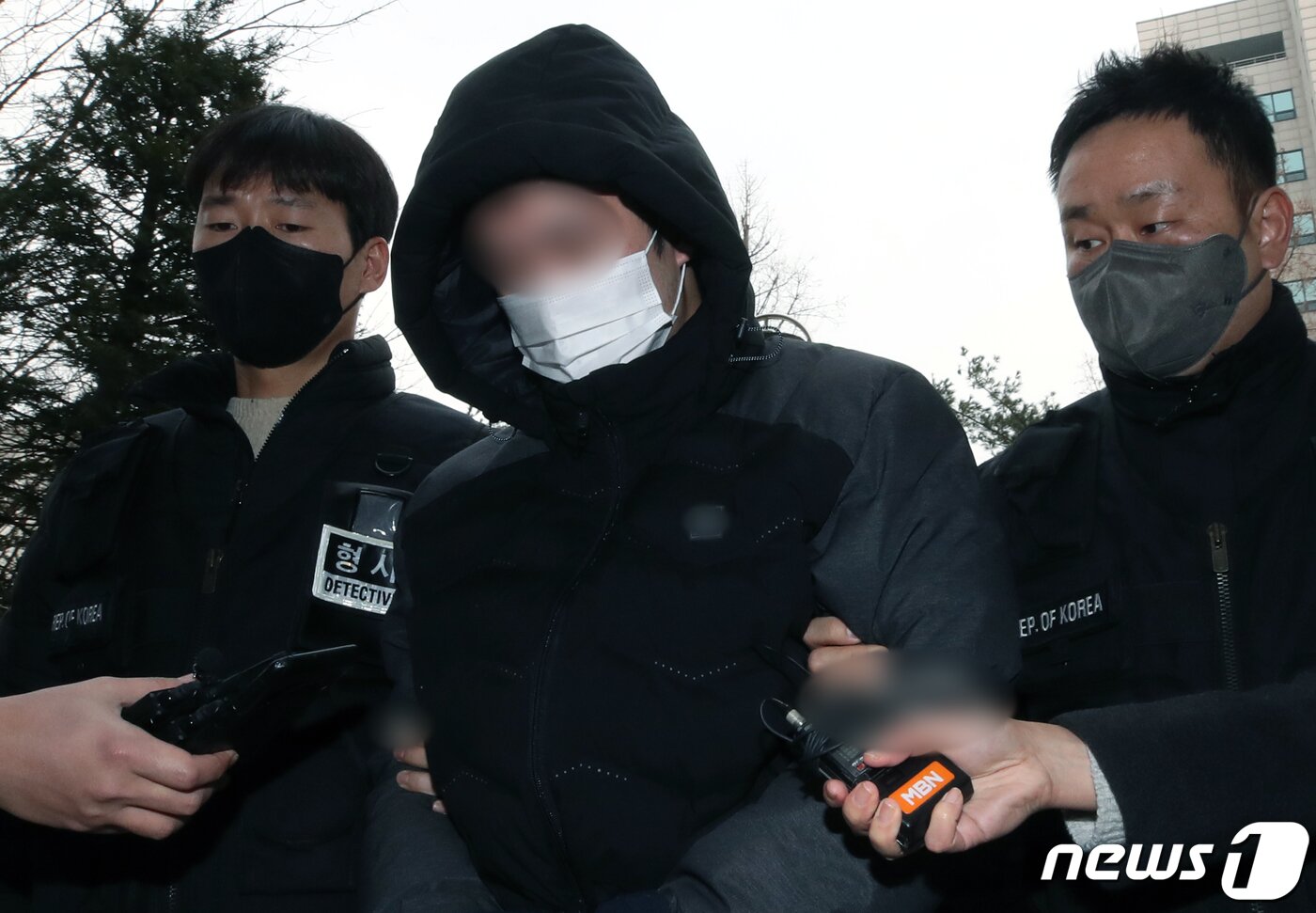 본문 이미지 - 편의점 업주를 흉기로 찔러 살해한 뒤 전자발찌를 끊고 도주한 혐의로 체포된 30대 남성 A씨가 11일 오후 구속 전 피의자 심문(영장실질심사)를 받기 위해 인천지방법원에 출석하고 있다.  2023.2.11/뉴스1 ⓒ News1 정진욱 기자