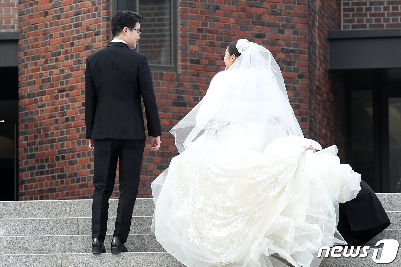 본문 이미지 - 정몽규 HDC그룹 회장의 장남 정준선 카이스트 교수가 11일 오후 서울 중구 정동제일교회에 신부와 함께 도착해 결혼식장으로 향하고 있다. 2023.2.11/뉴스1 ⓒ News1 민경석 기자