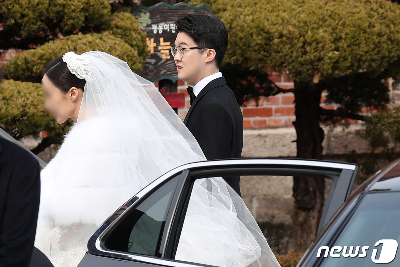 (서울=뉴스1) 민경석 기자 = 정몽규 HDC그룹 회장의 장남 정준선 카이스트 교수가 11일 오후 서울 중구 정동제일교회에 신부와 함께 도착해 결혼식장으로 향하고 있다. 2023. …