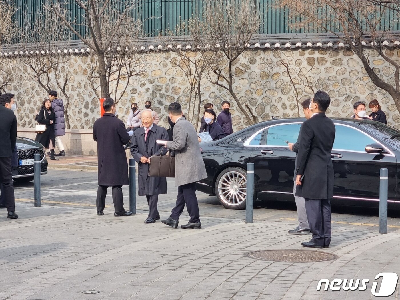 본문 이미지 - 손경식 CJ그룹 회장이 11일 서울 중구 정동제일교회 정문으로 들어서고 있다. ⓒ News1 최서윤 기자