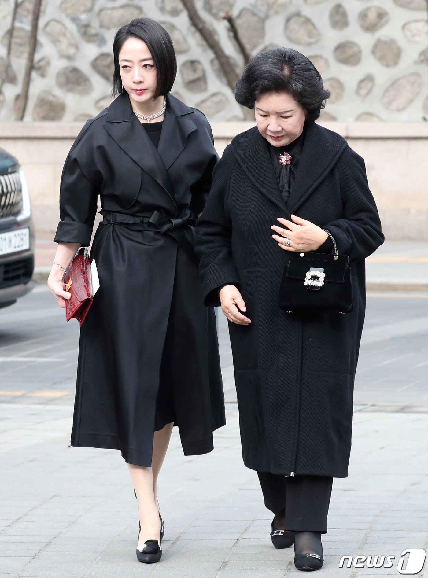 본문 이미지 - 정대선 HN그룹 사장의 아내 노현정 전 아나운서가 시어머니 이행자 여사와 함께 11일 오후 서울 중구 정동제일교회에서 열린 정몽규 HDC그룹 회장의 장남 정준선 카이스트 교수의 결혼식에 참석하고 있다. 2023.2.11/뉴스1 ⓒ News1 민경석 기자