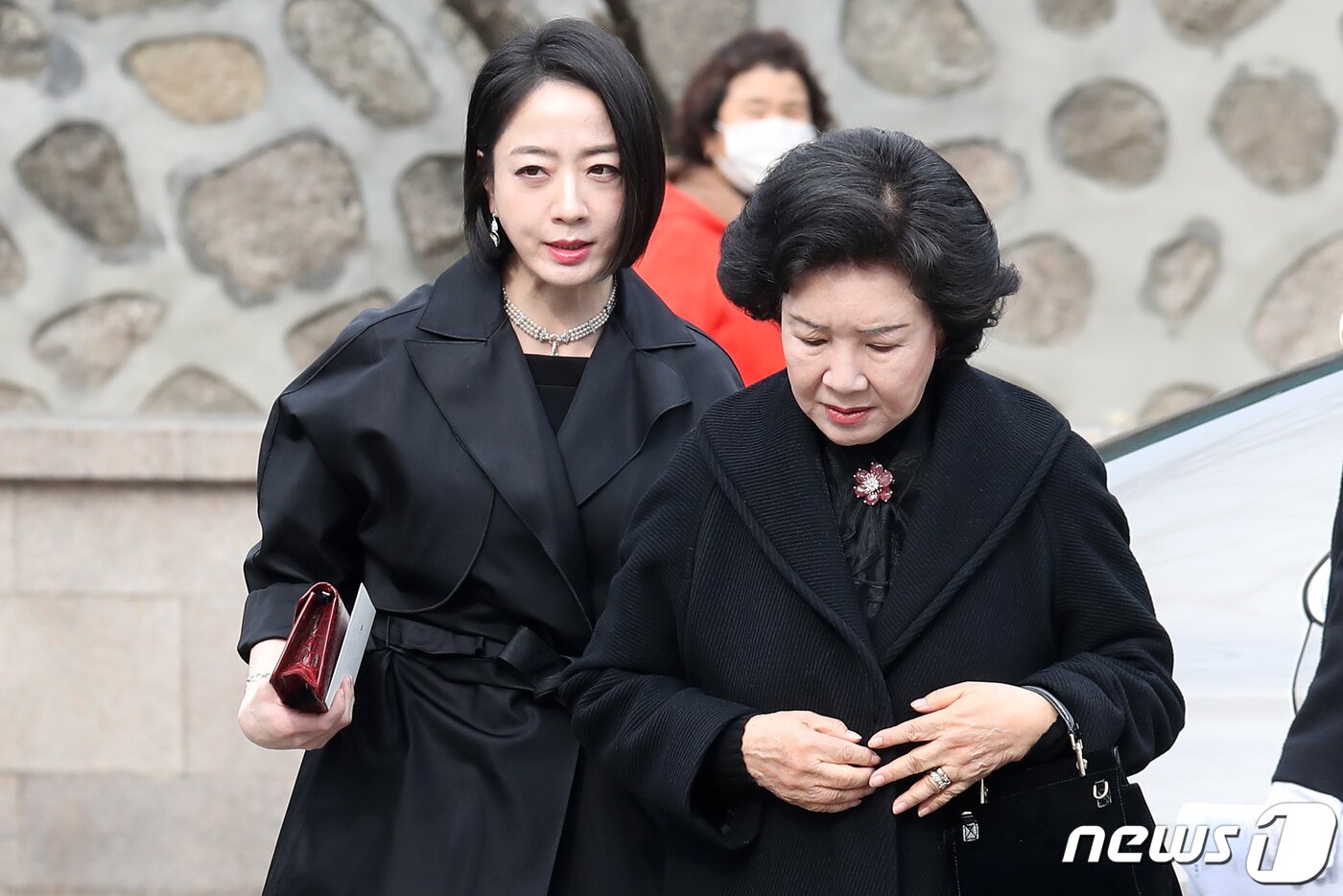 본문 이미지 - 정대선 HN그룹 사장의 아내 노현정 전 아나운서가 시어머니 이행자 여사와 함께 11일 오후 서울 중구 정동제일교회에서 열린 정몽규 HDC그룹 회장의 장남 정준선 카이스트 교수의 결혼식에 참석하고 있다. 2023.2.11/뉴스1 ⓒ News1 민경석 기자