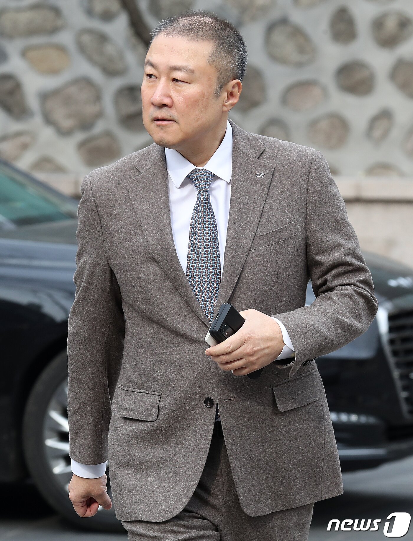 본문 이미지 - 구자은 LS그룹 회장이 11일 오후 서울 중구 정동제일교회에서 열린 정몽규 HDC그룹 회장의 장남 정준선 카이스트 교수의 결혼식에 참석하고 있다. 2023.2.11/뉴스1 ⓒ News1 민경석 기자