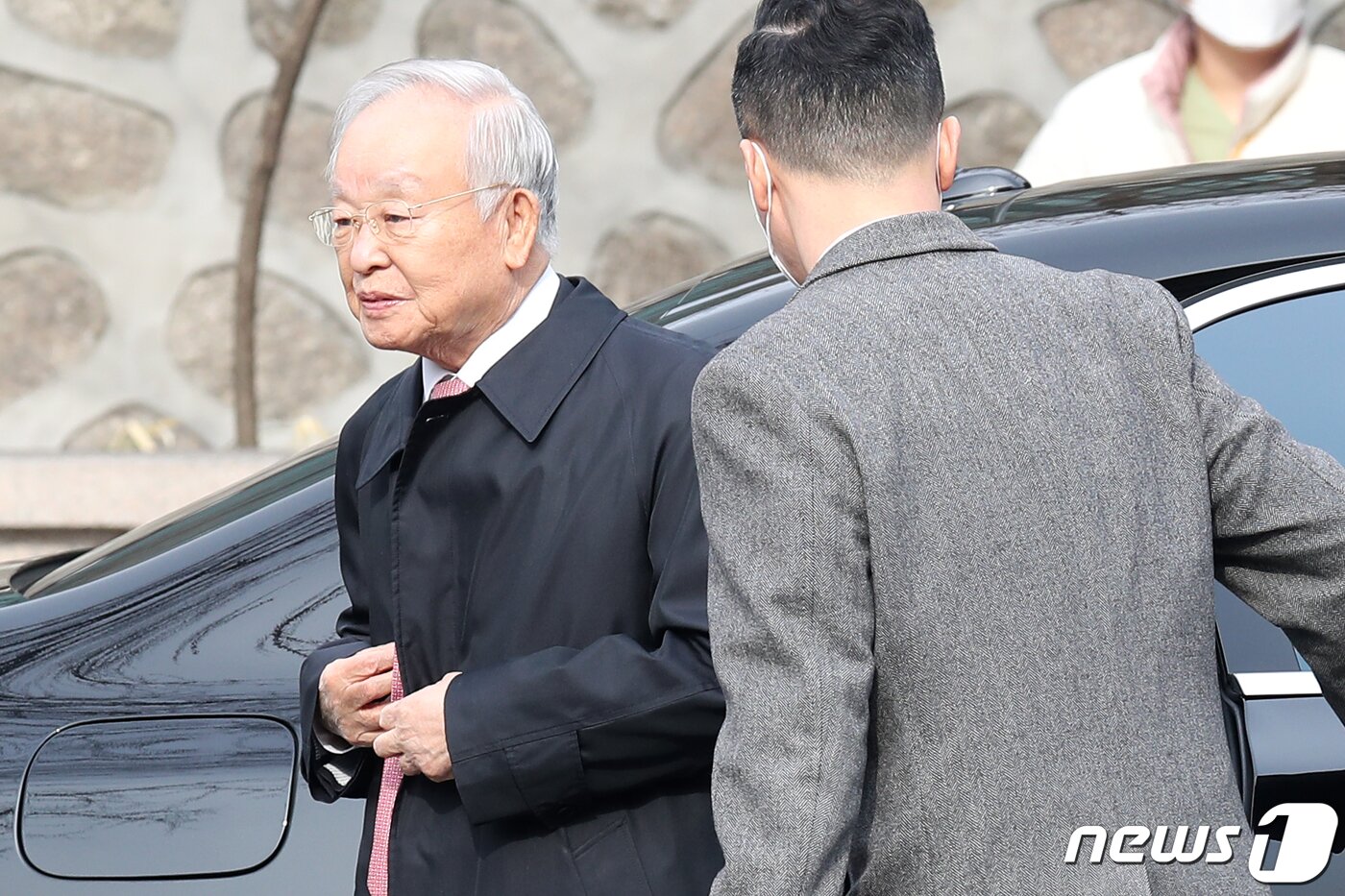 본문 이미지 - 손경식 한국경영자총협회 회장이 11일 오후 서울 중구 정동제일교회에서 열린 정몽규 HDC그룹 회장의 장남 정준선 카이스트 교수의 결혼식에 참석하고 있다. 2023.2.11/뉴스1 ⓒ News1 민경석 기자