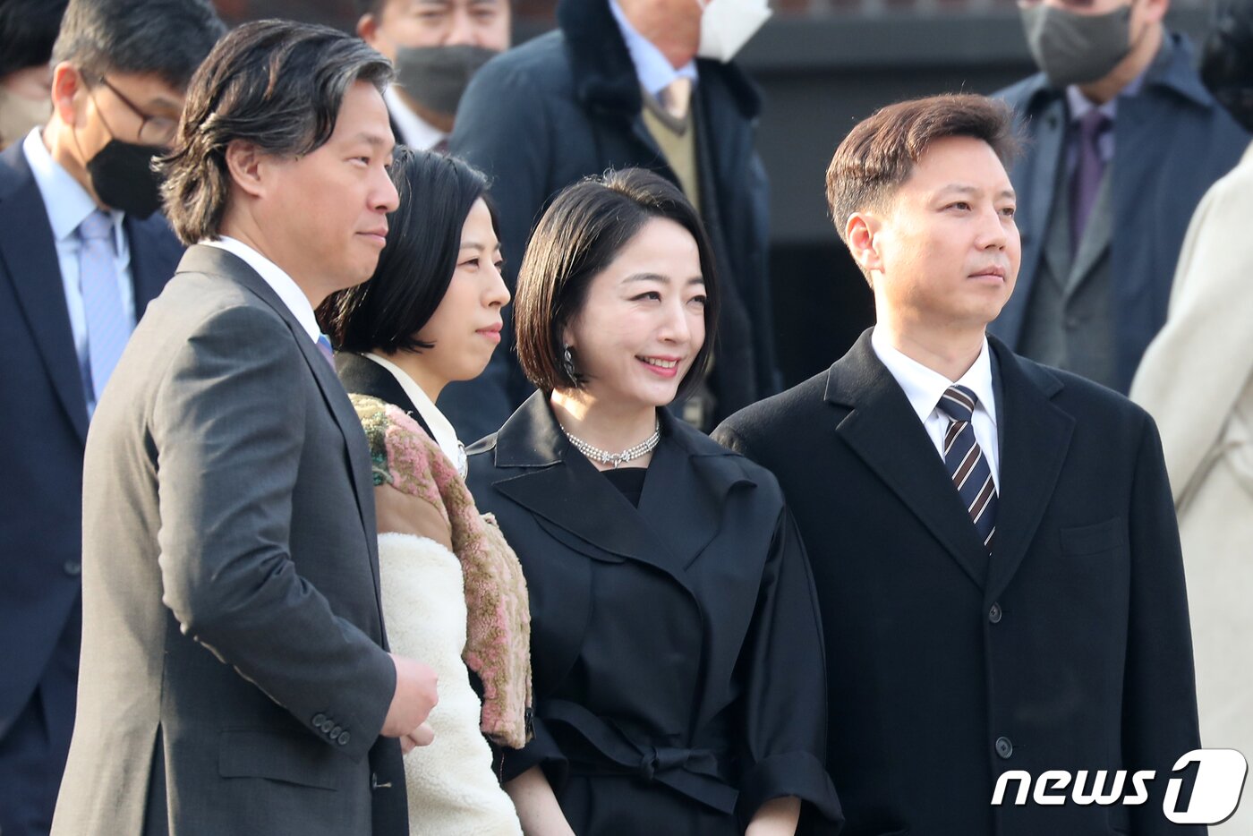 본문 이미지 - 정문선 현대비앤지스틸 부사장 부부와 동생 정대선 HN그룹 사장 부부가 11일 오후 서울 중구 정동제일교회에서 열린 정몽규 HDC그룹 회장의 장남 정준선 카이스트 교수의 결혼식에 참석해 기념촬영을 하고 있다. 왼쪽부터 정문선 부사장, 김선희 본태박물관 관장, 노현정 전 아나운서, 정대선 사장. 2023.2.11/뉴스1 ⓒ News1 민경석 기자