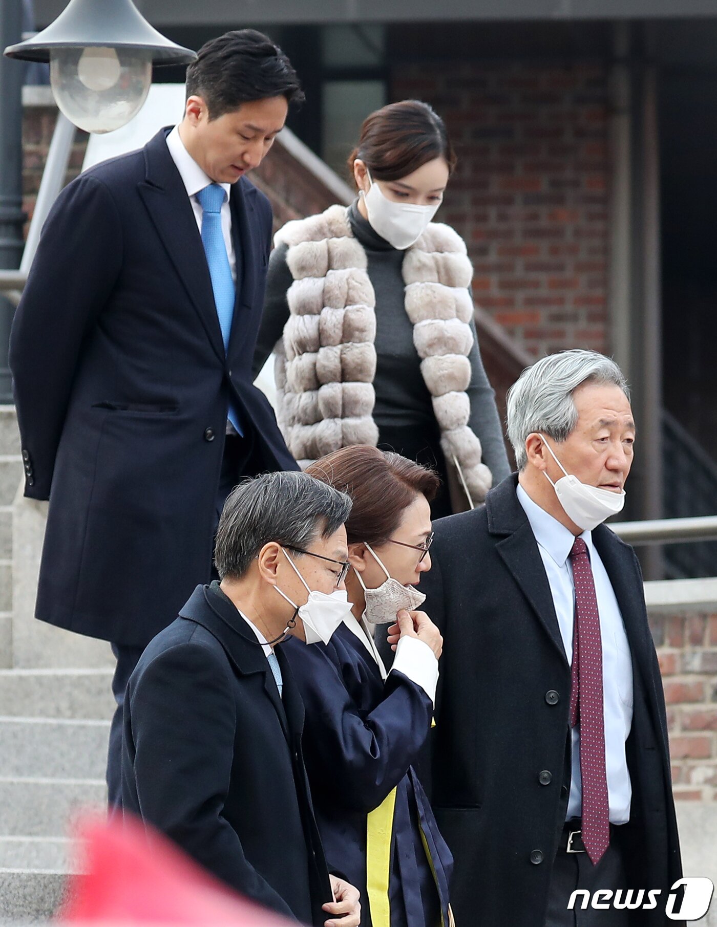 본문 이미지 - 정몽준 아산재단 이사장 부부와 아들 정기선 HD현대 사장 부부가 11일 오후 서울 중구 정동제일교회에서 열린 정몽규 HDC그룹 회장의 장남 정준선 카이스트 교수의 결혼식에 참석한 뒤 식장을 나서고 있다. 2023.2.11/뉴스1 ⓒ News1 민경석 기자