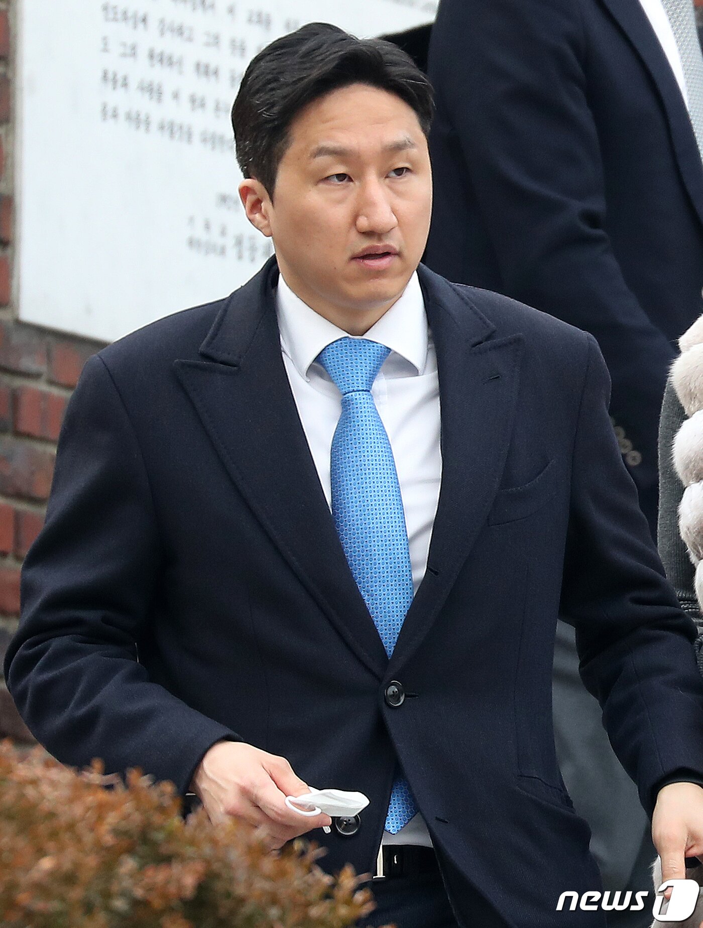 본문 이미지 - 정기선 HD현대 사장이 11일 오후 서울 중구 정동제일교회에서 열린 정몽규 HDC그룹 회장의 장남 정준선 카이스트 교수의 결혼식에 참석한 뒤 식장을 나서고 있다. 2023.2.11/뉴스1 ⓒ News1 민경석 기자