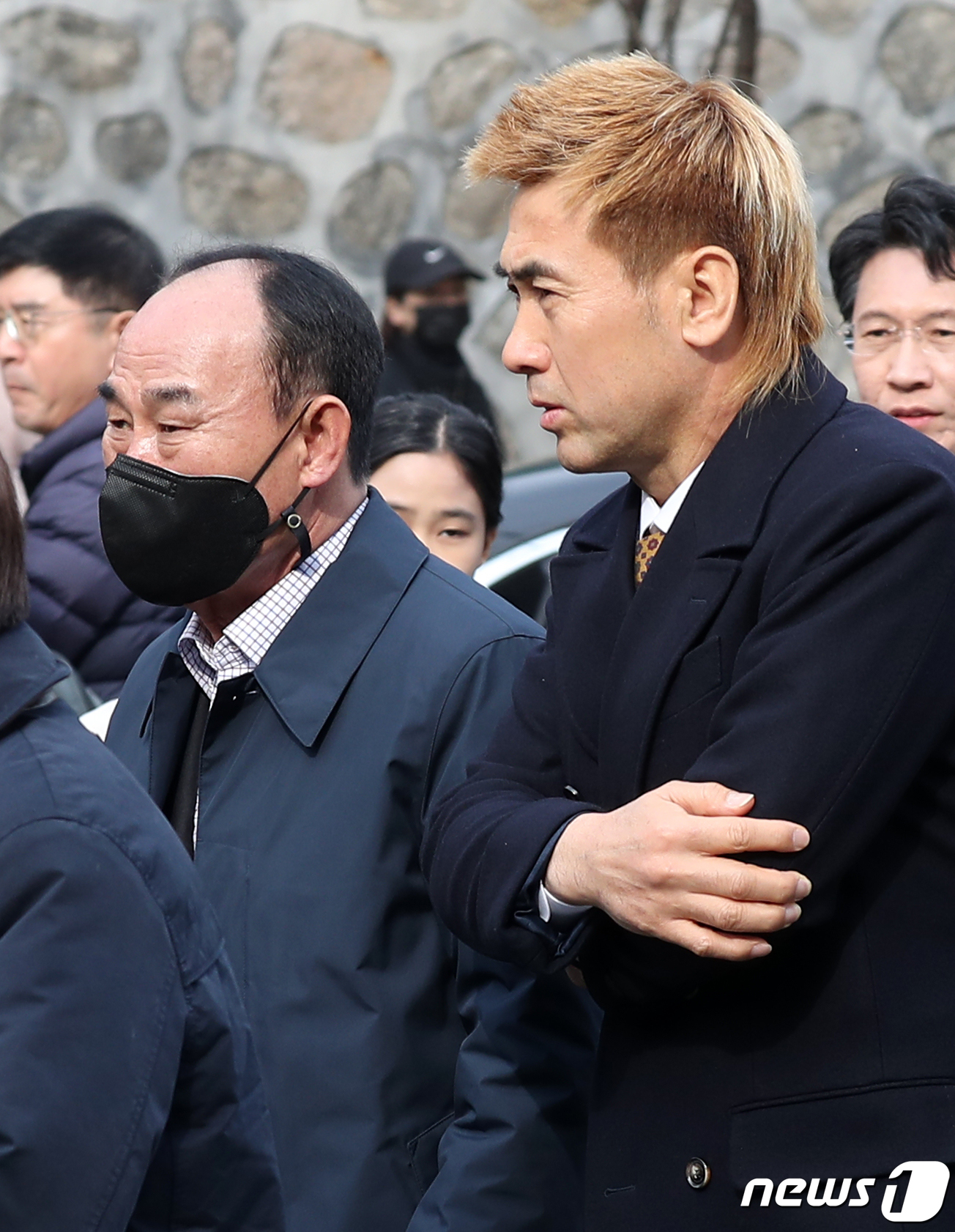 (서울=뉴스1) 민경석 기자 = 김학범 전 대한민국 올림픽 축구대표팀 감독과 김병지 강원FC 대표가 11일 오후 서울 중구 정동제일교회에서 열린 정몽규 HDC그룹 회장의 장남 정준 …