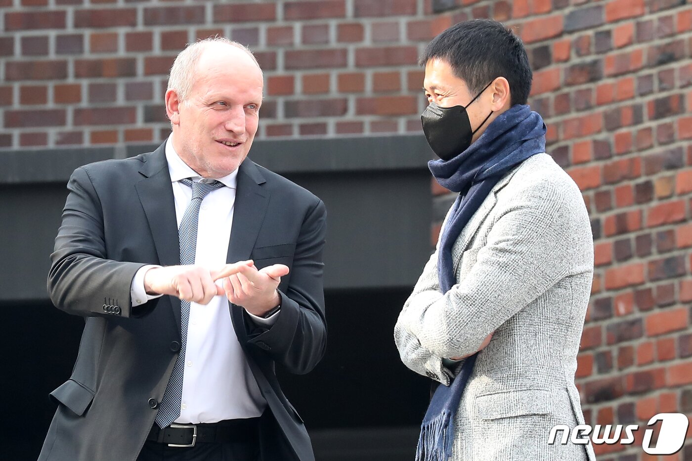 본문 이미지 - 미하일 뮐러 대한축구협회 전력강화위원장과 이영표 부회장이 11일 오후 서울 중구 정동제일교회에서 열린 정몽규 HDC그룹 회장의 장남 정준선 카이스트 교수의 결혼식에 참석해 대화를 나누고 있다. 2023.2.11/뉴스1 ⓒ News1 민경석 기자