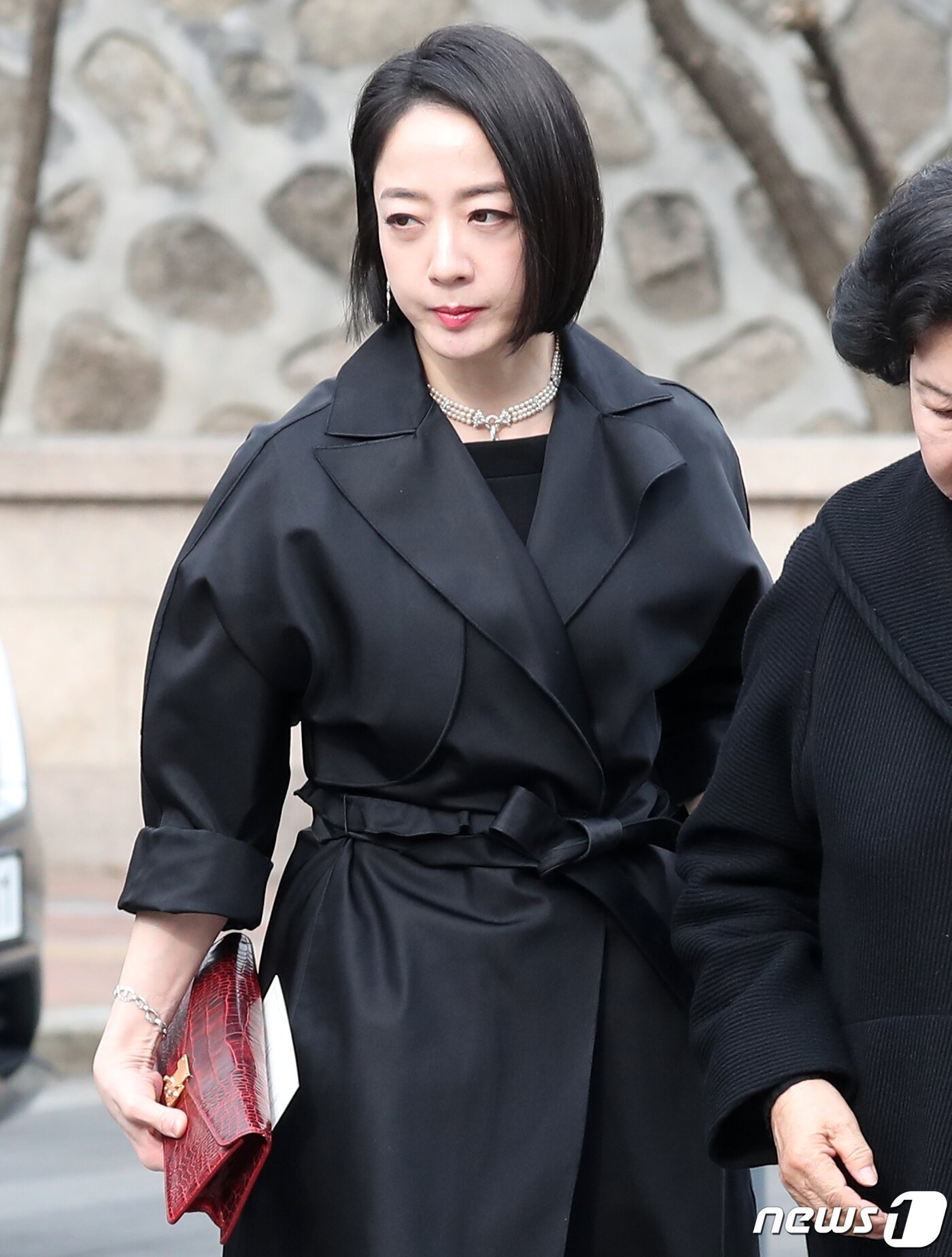 본문 이미지 - 정대선 HN그룹 사장의 아내 노현정 전 아나운서가 11일 오후 서울 중구 정동제일교회에서 열린 정몽규 HDC그룹 회장의 장남 정준선 카이스트 교수의 결혼식에 시어머니 이행자 여사와 함께 참석하고 있다. 2023.2.11/뉴스1 ⓒ News1 민경석 기자