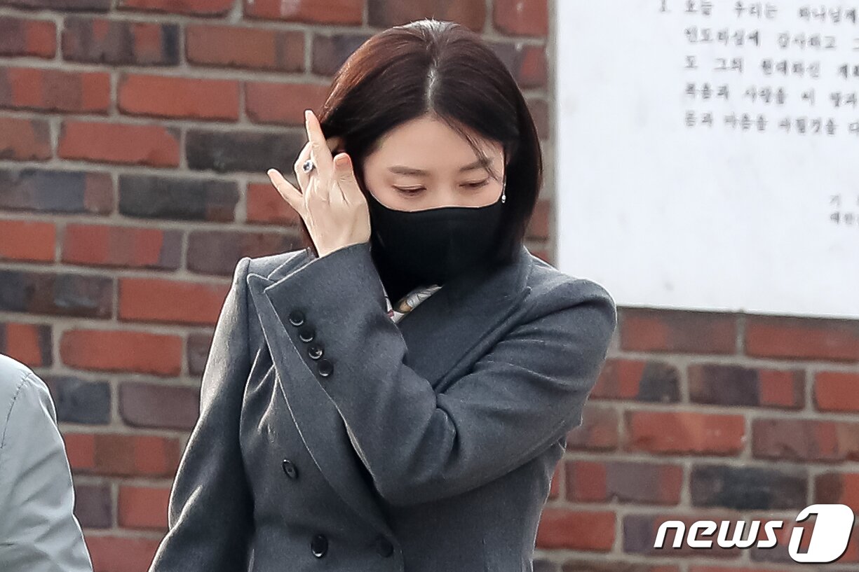 본문 이미지 - 배우 이영애가 11일 오후 서울 중구 정동제일교회에서 열린 정몽규 HDC그룹 회장의 장남 정준선 카이스트 교수의 결혼식에 남편 정호영 한국레이컴 전 회장과 함께 참석한 뒤 식장을 나서고 있다. 2023.2.11/뉴스1 ⓒ News1 민경석 기자