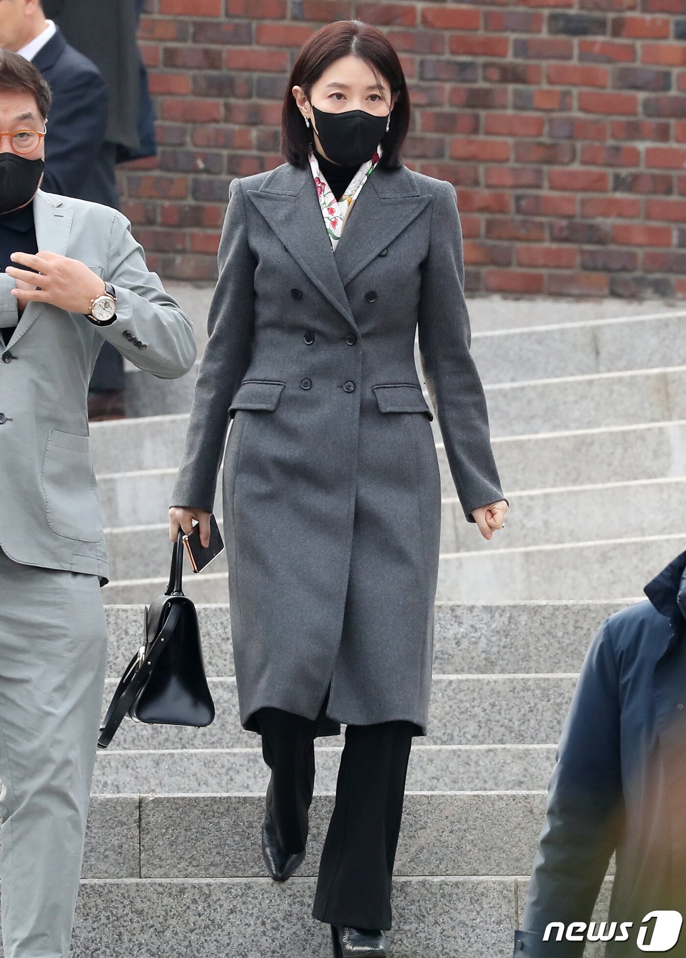 본문 이미지 - 배우 이영애가 11일 오후 서울 중구 정동제일교회에서 열린 정몽규 HDC그룹 회장의 장남 정준선 카이스트 교수의 결혼식에 남편 정호영 한국레이컴 전 회장과 함께 참석한 뒤 식장을 나서고 있다. 2023.2.11/뉴스1 ⓒ News1 민경석 기자