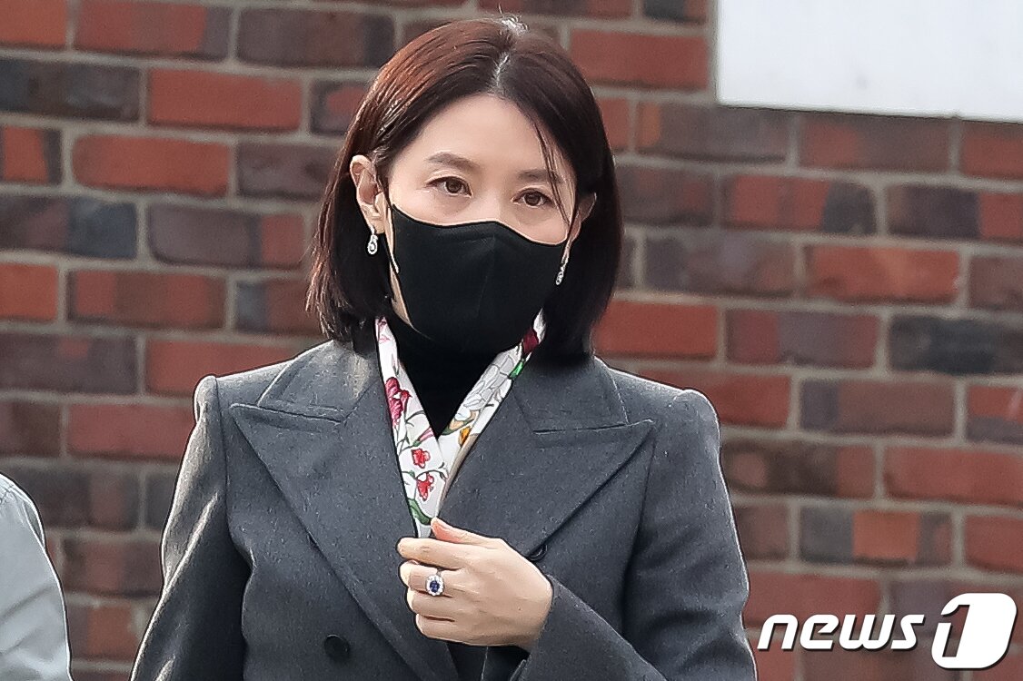 본문 이미지 - 배우 이영애가 11일 오후 서울 중구 정동제일교회에서 열린 정몽규 HDC그룹 회장의 장남 정준선 카이스트 교수의 결혼식에 남편 정호영 한국레이컴 전 회장과 함께 참석한 뒤 식장을 나서고 있다. 2023.2.11/뉴스1 ⓒ News1 민경석 기자